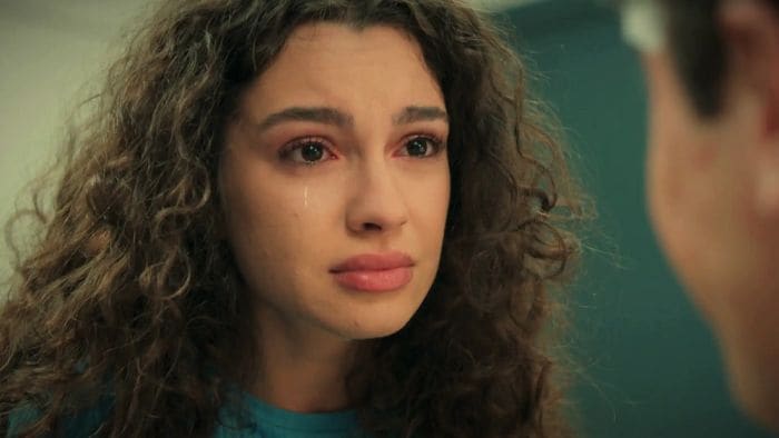 'Hermanos': Asiye muy asustada por lo que podría haberle pasado a Doruk en el accidente, lo perdona