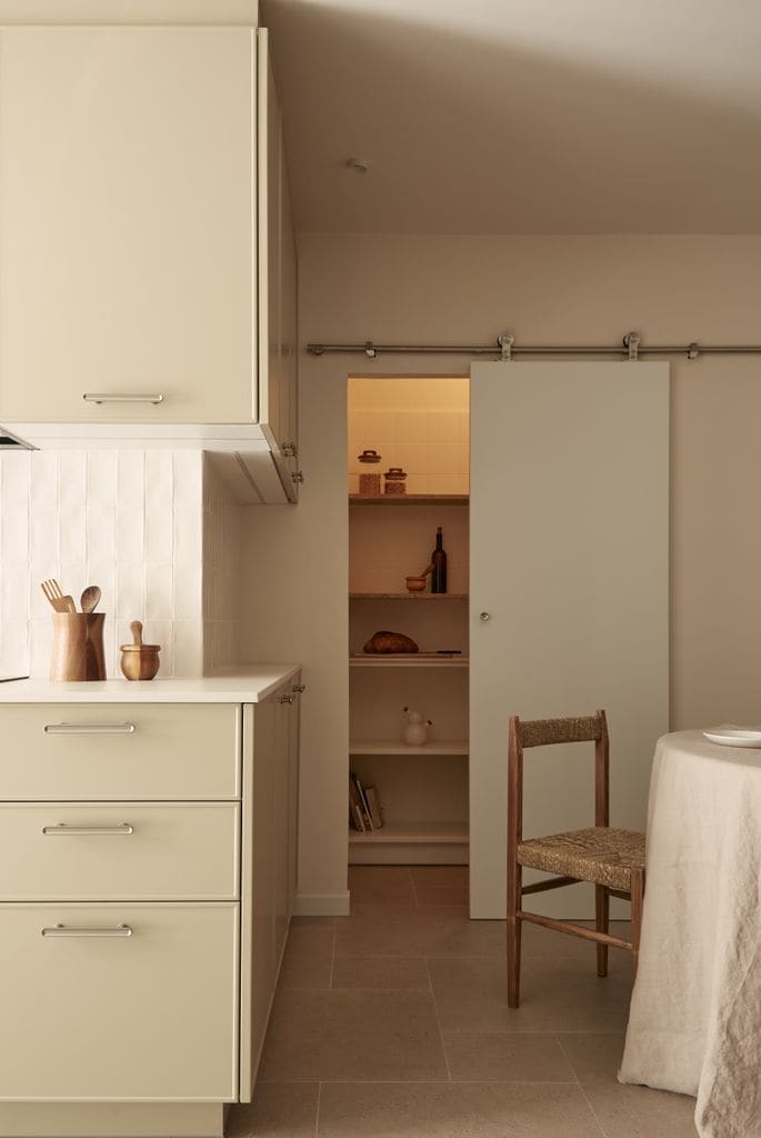 Despensa de una cocina con alma diseñada por Nota Estudio