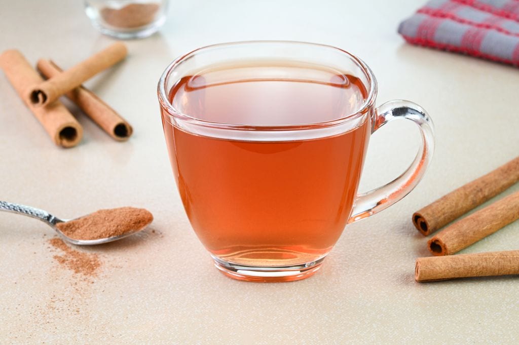té de canela en una taza de cristal