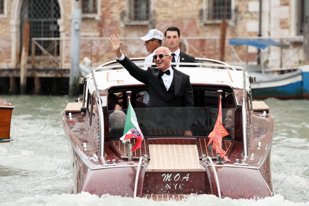Jeff Bezos sale camino a la ceremonia de su boda.