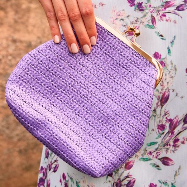 Plano corto de bolso morado de Fendi con lentejuelas