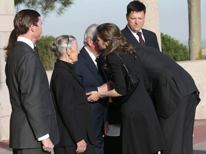 Don Felipe y doña Letizia despiden a Alicia Borbón-Parma, tía del rey Juan Carlos