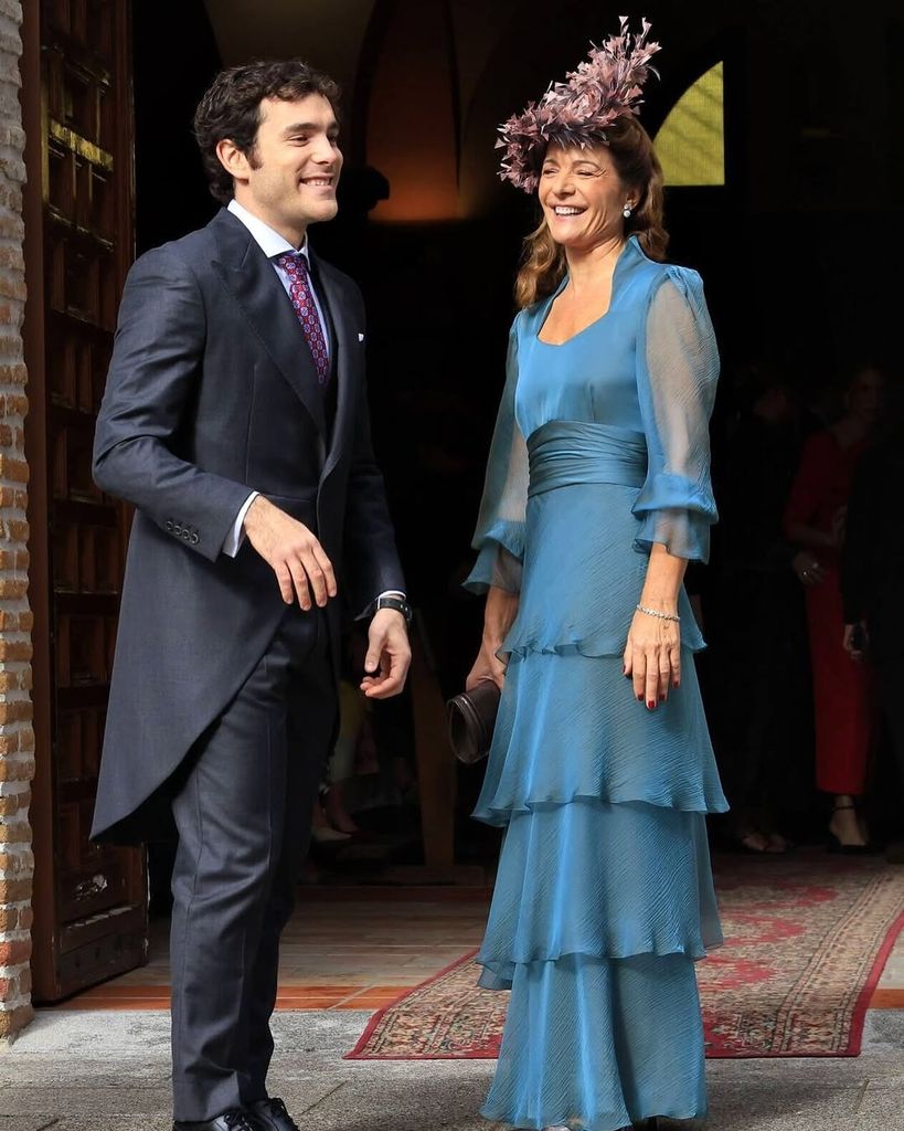 Vestido de madrina azul con volantes de Fátima González Atelier