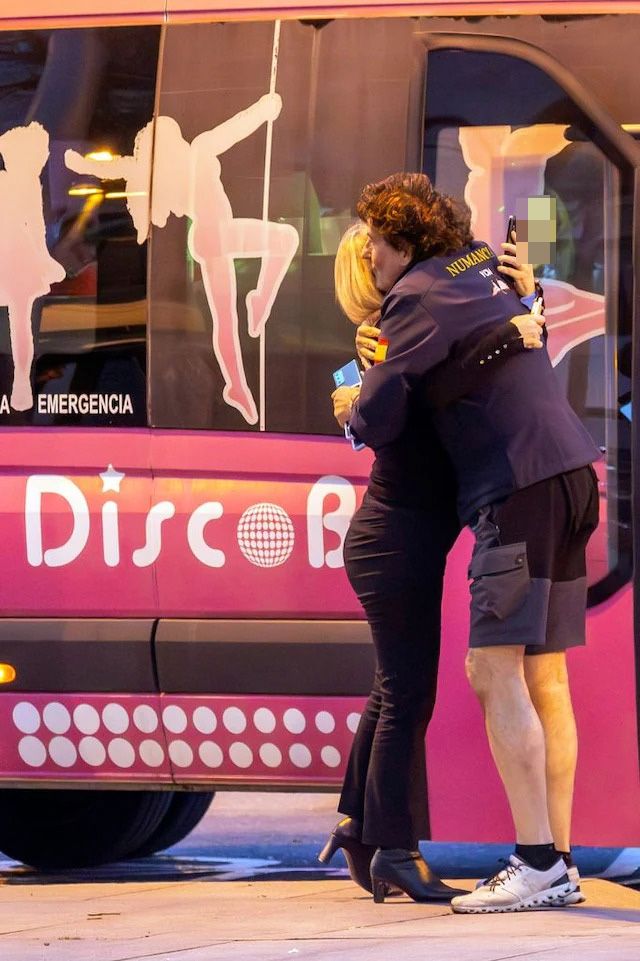 Álvaro de Marichalar saluda a una mujer