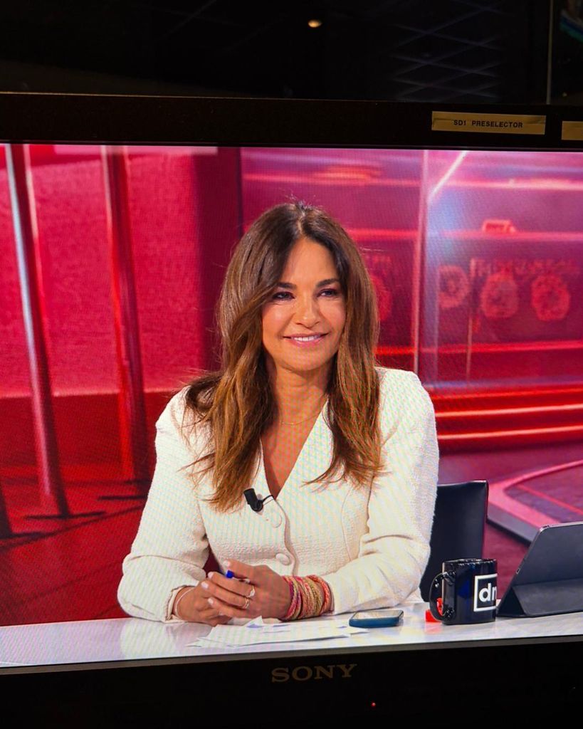 Mariló Montero, con chaqueta blanca en televisión.