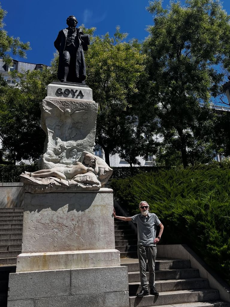 El artista posa junto al monumento a Goya en Madrid, en una de las fotografías que forman parte del álbum personal con el que Bárbara ha querido mantener vivo su recuerdo