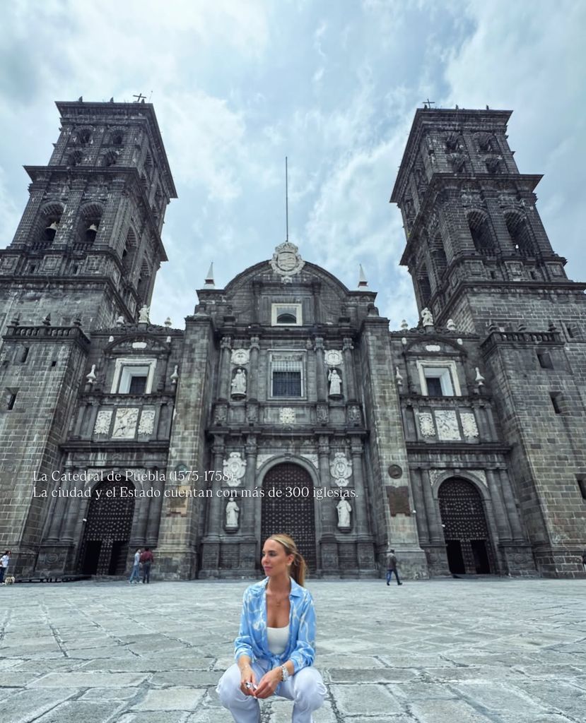 Helena Condis con la catedral de Puebla al fondo