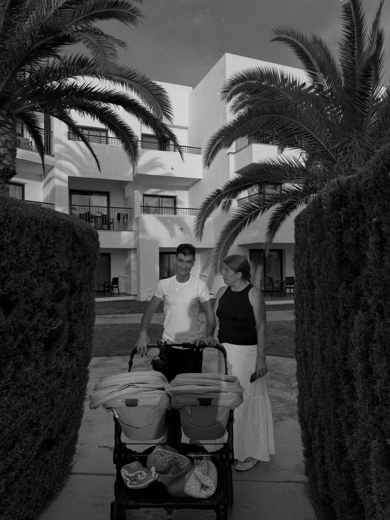 Los abuelos primerizos disfrutando de tranquilos paseos con el carrito doble