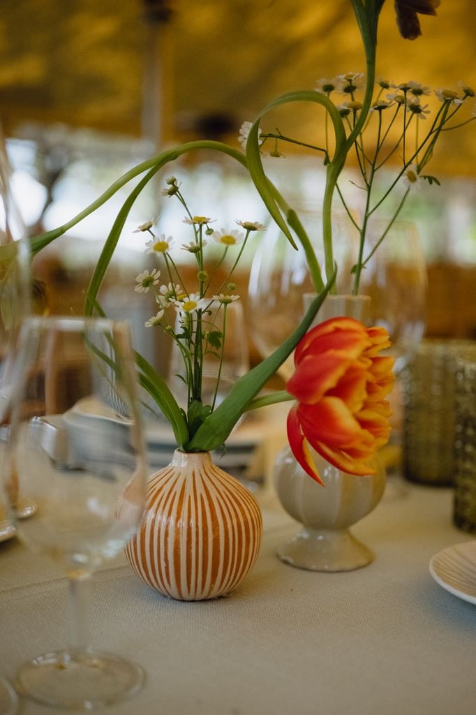 Decoración floral de las mesas de Aquilea