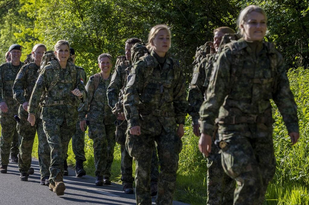 Máxima de Holanda en un entrenamiento militar con un grupo de reservistas 