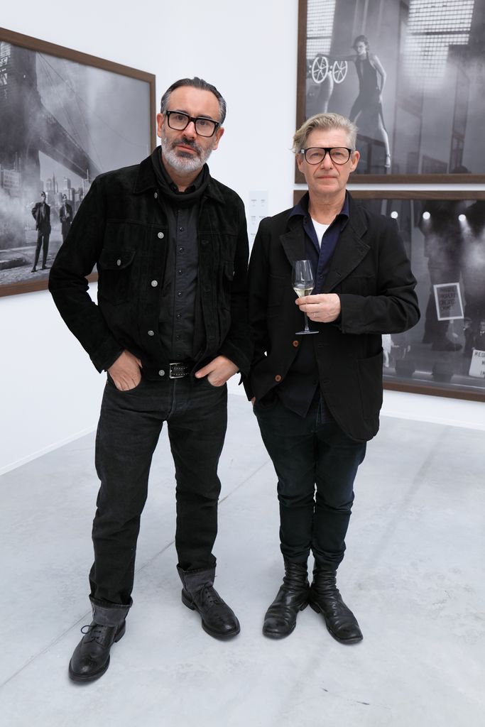 Karl Templer (izquierda) y el fotógrafo Mikael Jansson (derecha) durante  la exposición de Peter Lindbergh en A Coruña (2021)