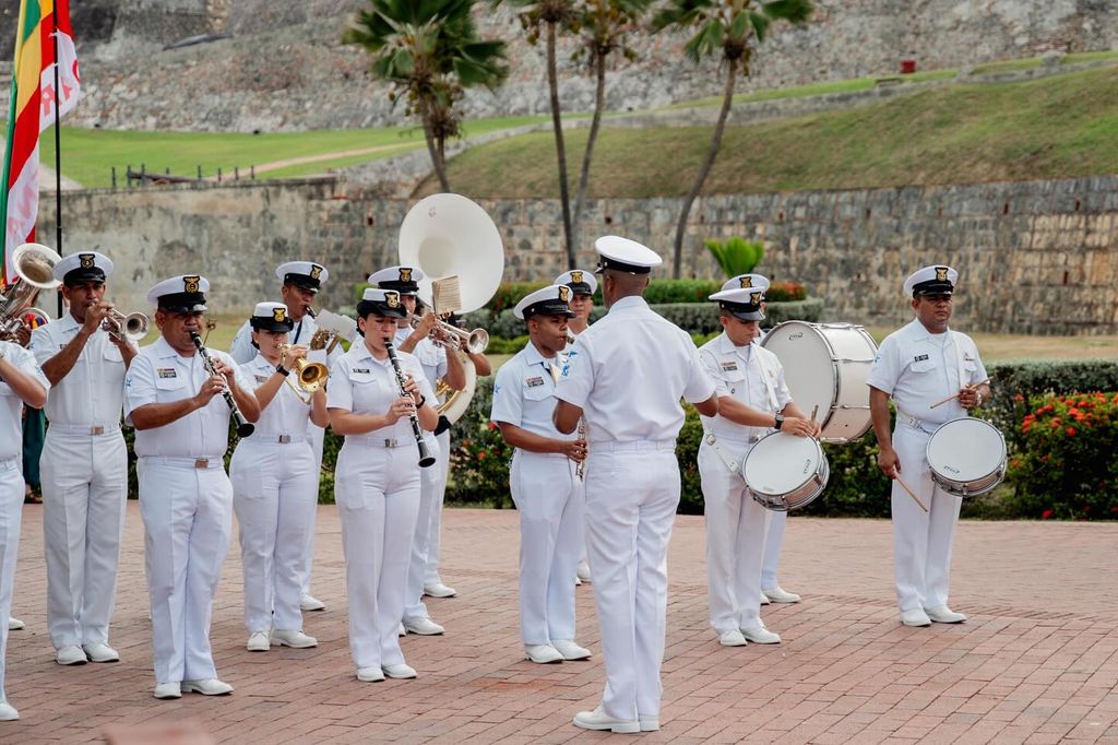 Llegada de El buque-escuela Juan Sebastián de Elcano al puerto de Cartagena de Indias. La comisión española hizo una ofrenda floral a la escultura de Blas de Lezo