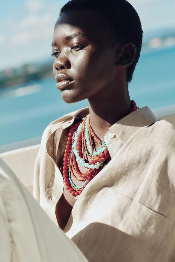 El collar de abalorios de Zara que unió a Amelia Bono y María G. de Jaime