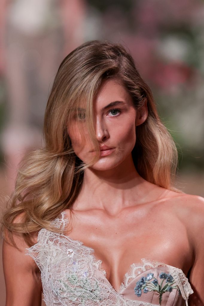 Grace Elizabeth en el desfile de Elie Saab con pelo suelto y vestido palabra de honor