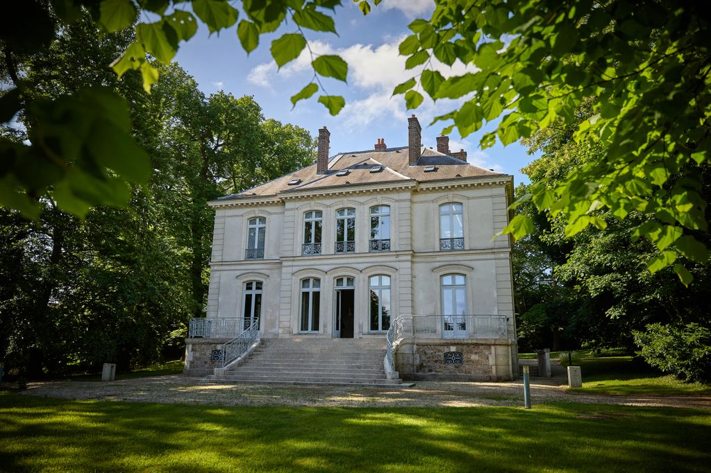 Exterior de una casa que perteneció al fallecido diseñador de moda alemán Karl Lagerfeld, en Louveciennes, cerca de París.