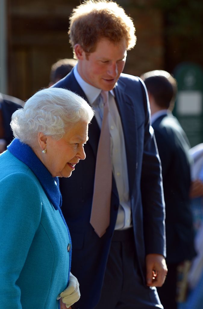 El prínicipe Harry ha rendido tributo a su abuela, la reina Isabel II; aquí ambos en un evento en Londres en 2015.