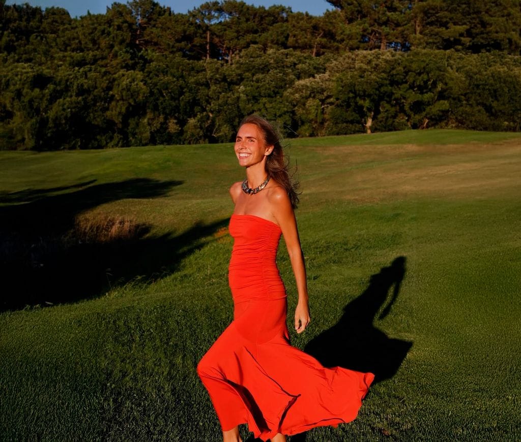 Lucía Bárcena con vestido rojo