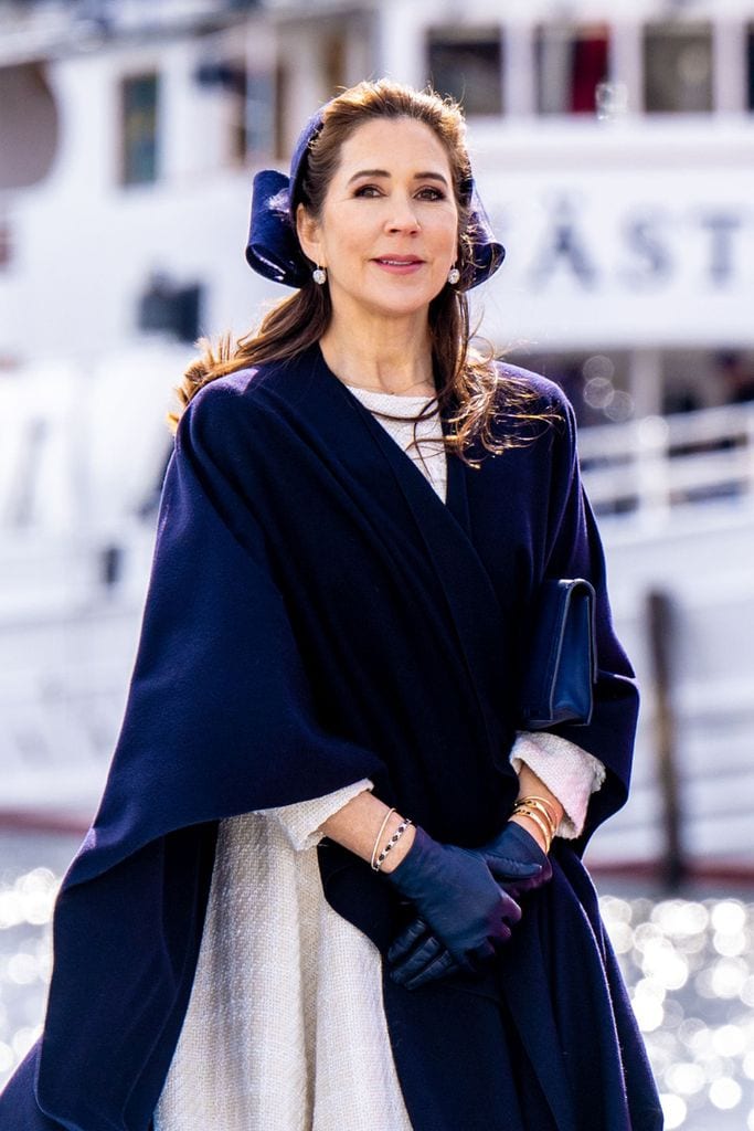 Mary de Dinamarca aterriza en Suecia con un nuevo tocado de lazo y pendientes vintage