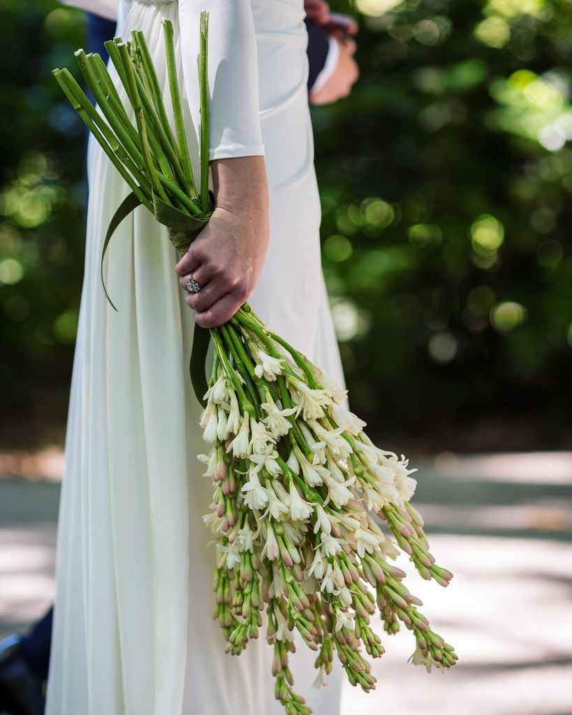 Ramos de novia de nardos de tallo largo para bodas de verano