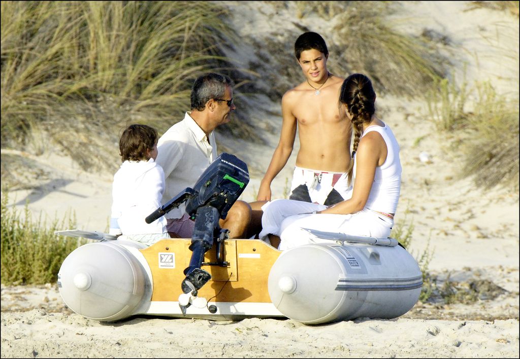 Carlo Costanzia, en 2006 con Mar Flores, Javier Merino y el pequeño Mauro durante unas vacaciones en Ibiza