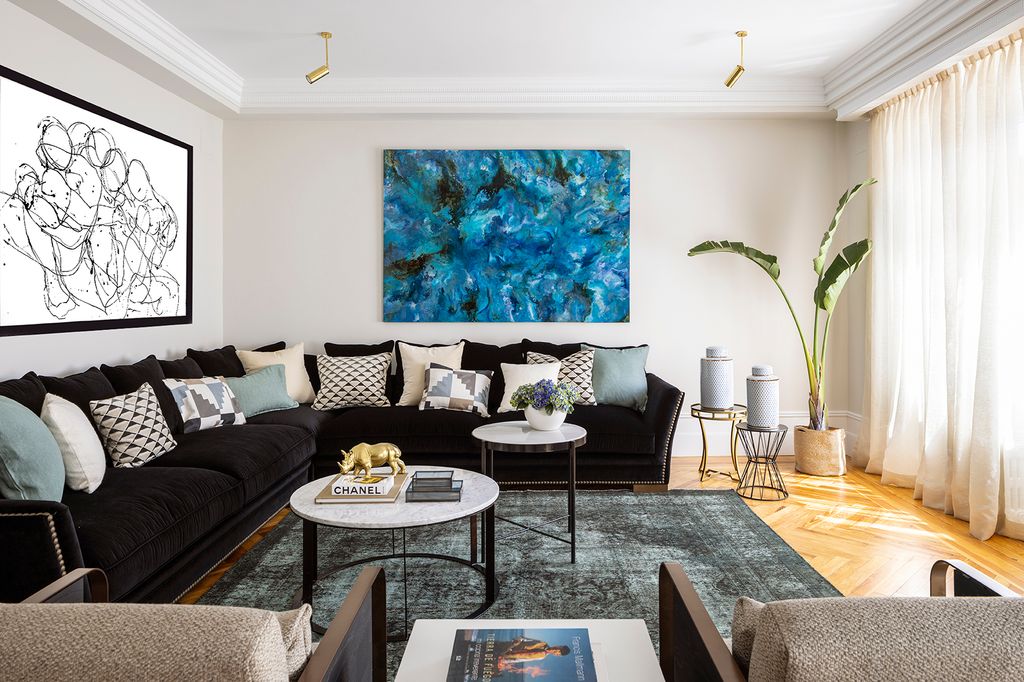 Salón con cuadros grandes.