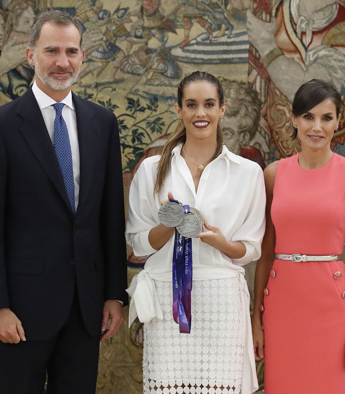Ona Carbonell junto a los Reyes de España 