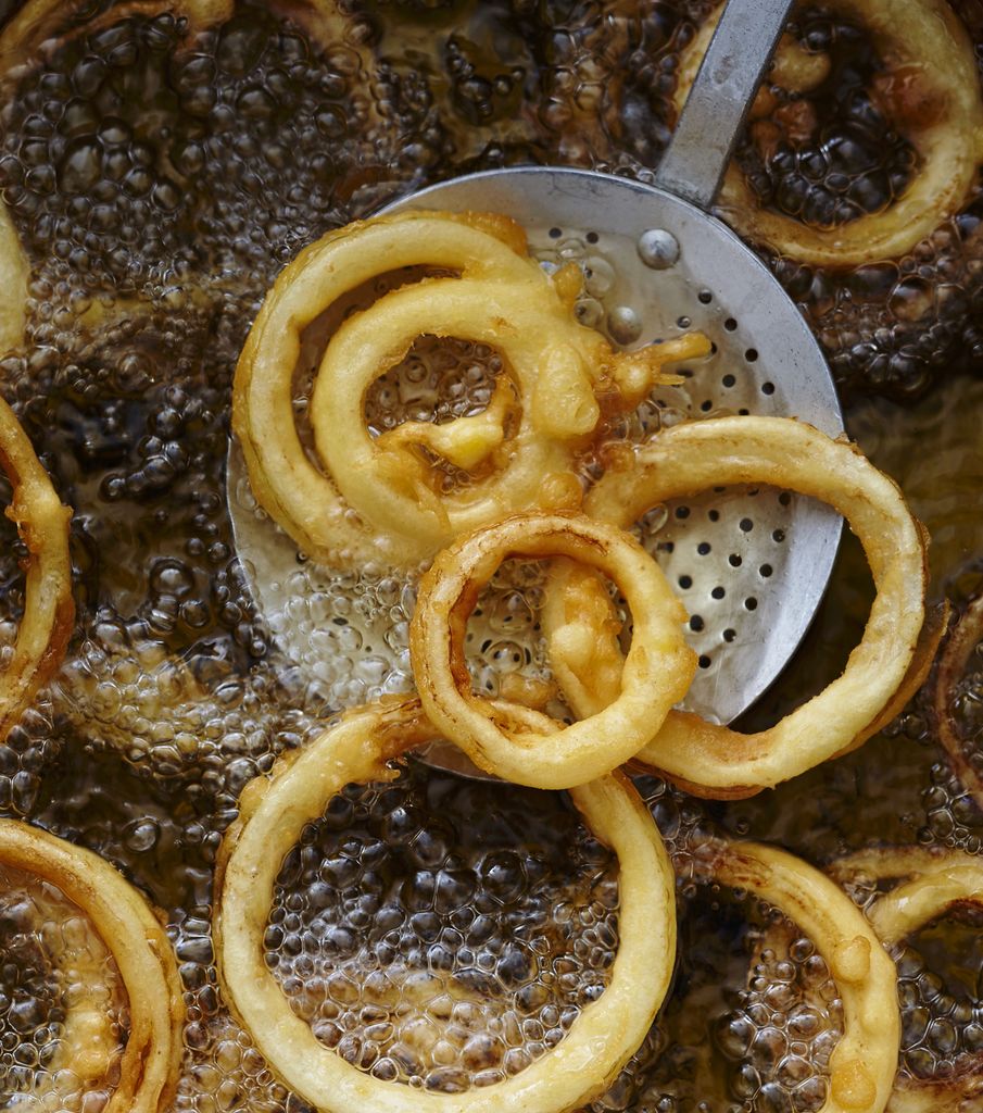 No frías muchos aros a la vez, ya que la temperatura del aceite puede bajar.