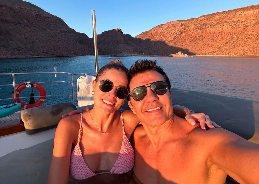 Adrián Uribe y Thuany están felices por el octavo cumplemés de su hijo Mateo.