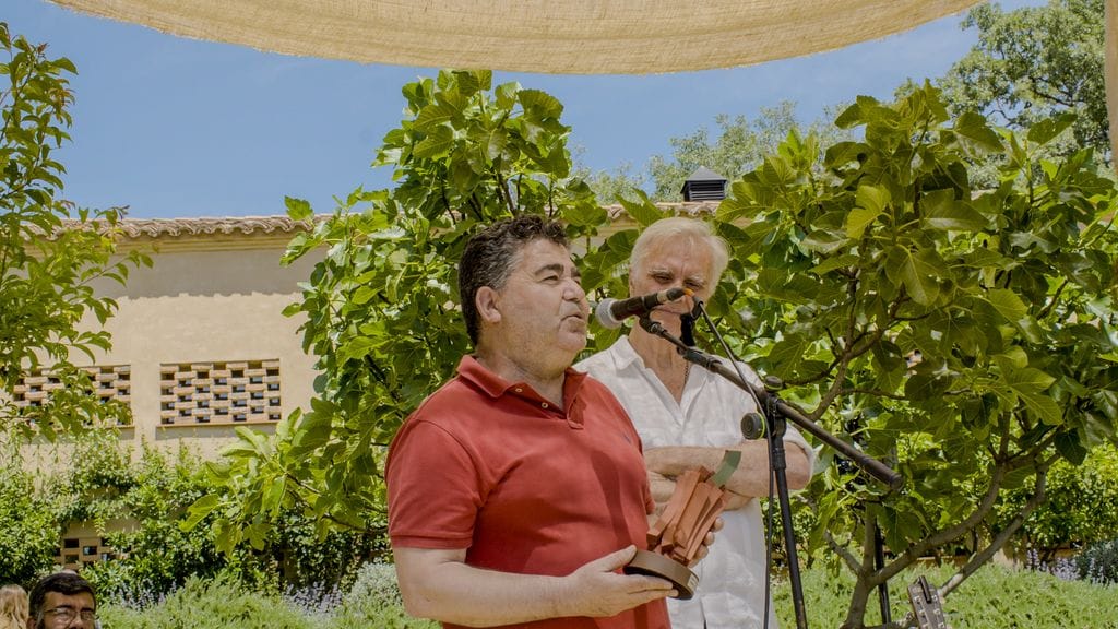 Fermín Encabo, alcalde de Jarandilla de la Vera, recogiendo su galardón