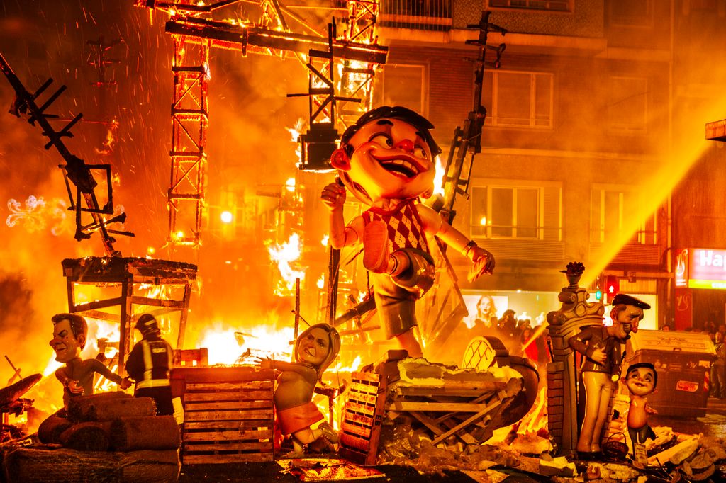 La Cremà, la noche del 19 de marzo, pone fin a las Fallas cuando todos los monumentos de la ciudad arden entre fuego y emoción