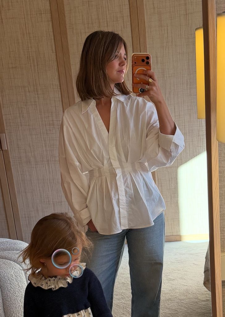 Isabelle Junot con look de diario de camisa blanca y vaqueros