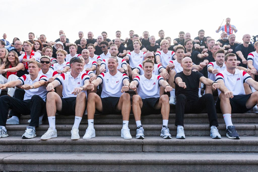A la izquierda, los príncipes Ingrid y Sverre, celebran con la selección noruega su paso por el Mundial