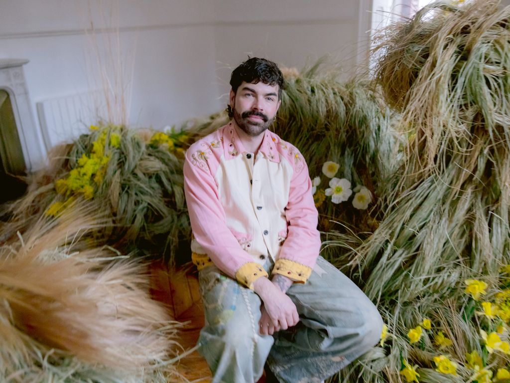 Mikey Putnam es el coautor de Flower Color Guide (Phaidon) un libro que reúne más de 400 flores y el uso correcto de sus colores.