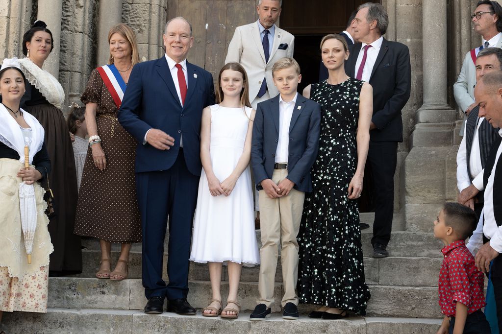 Los príncipes Alberto y Charlene junto a sus dos hijos en su histórica visita a Les Baux-de-Provence