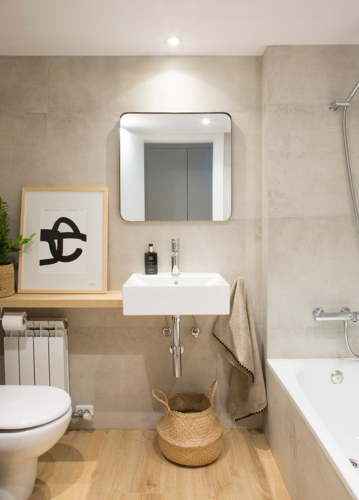 Baño pequeño con azulejos grandes.  