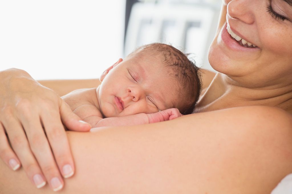 Madre con su bebé recién nacido sobre el pecho