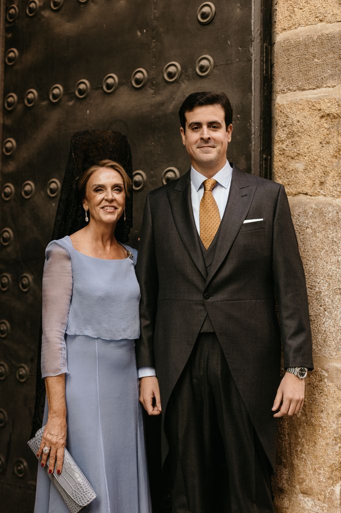 Madrina de boda de azul con mantilla