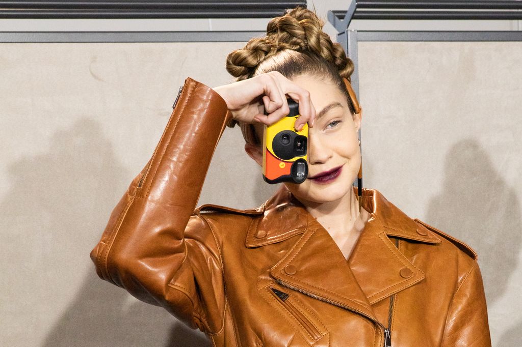 Gigi Hadid usa su cámara desechable en el 'backstage' de Fendi