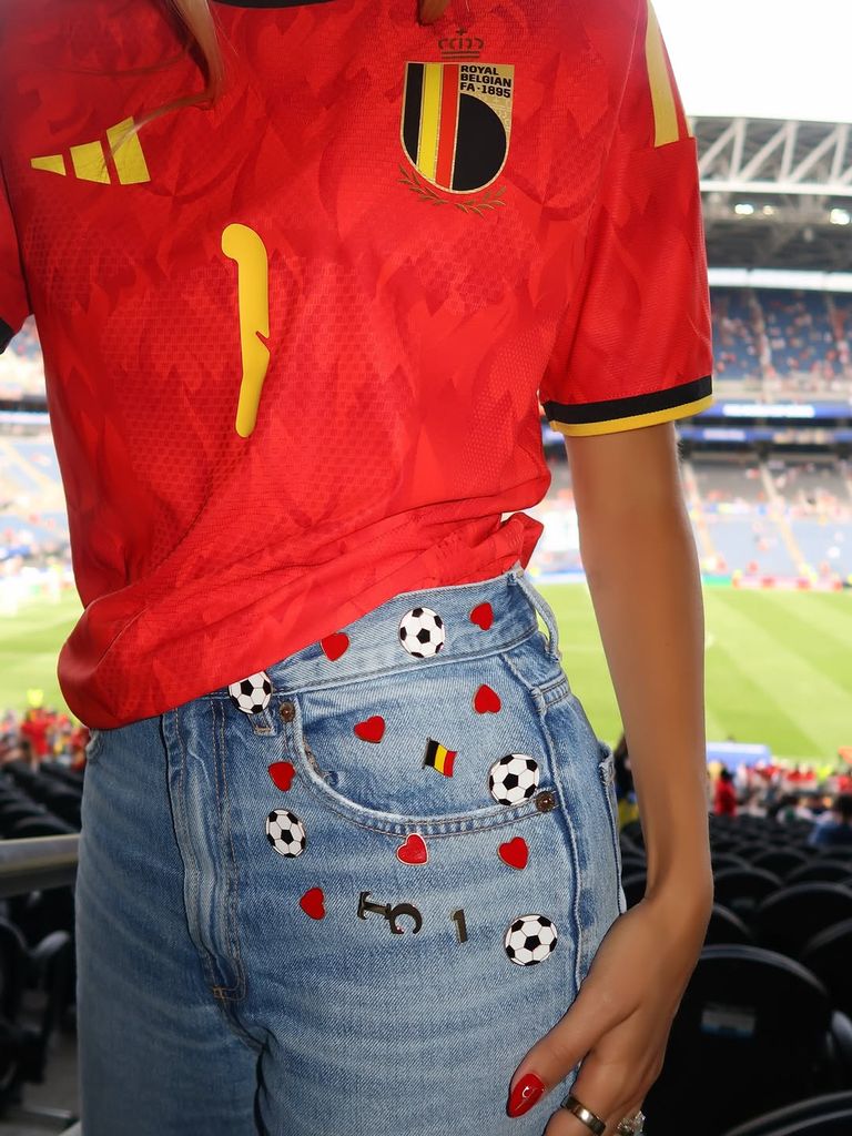 Detalle de los vaqueros más futboleros