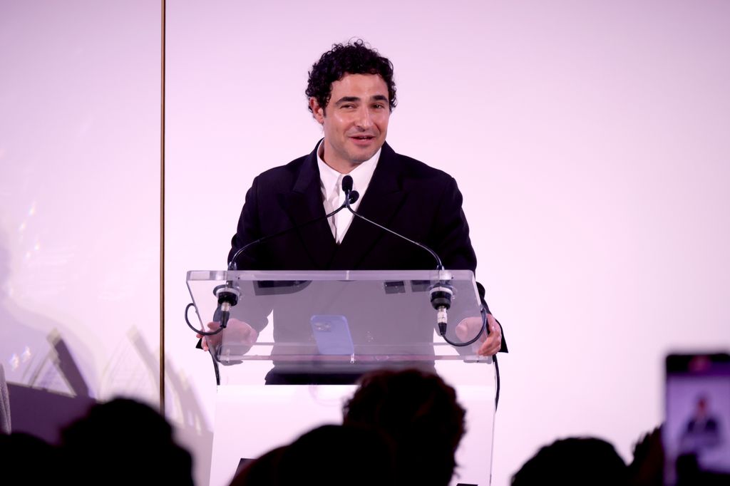  Zac Posen acepta el premio en los Daily Front Row Fashion Media Awards.