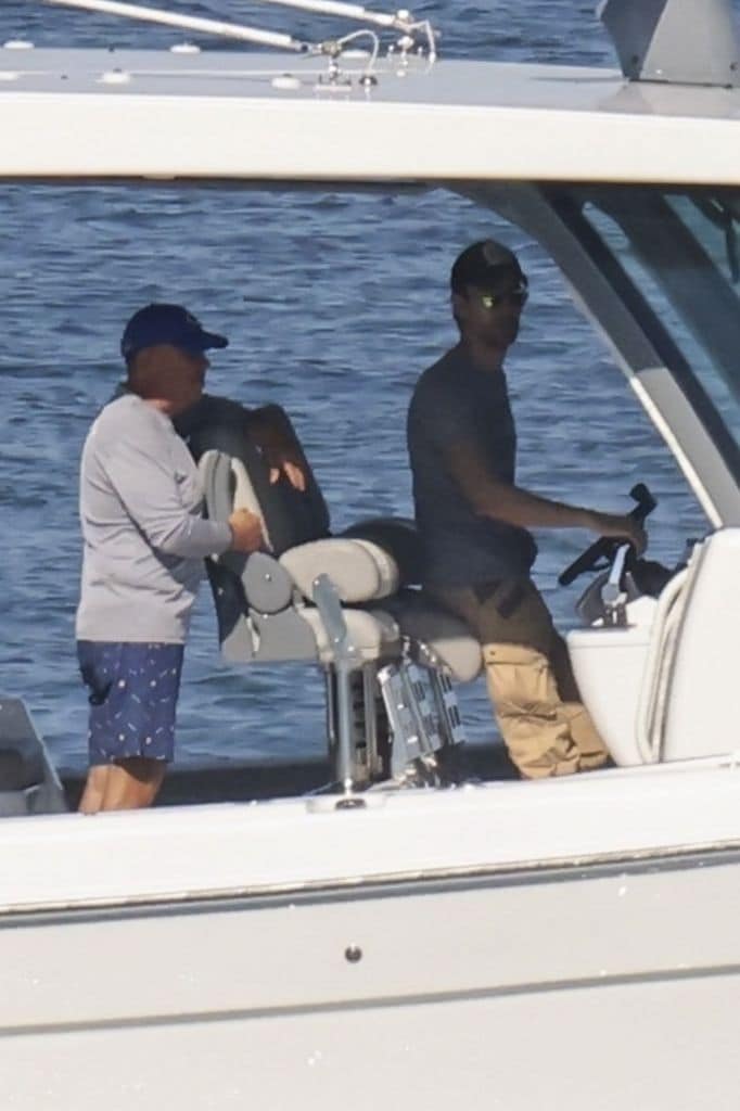 El cantante se puso a los mandos de la embarcación