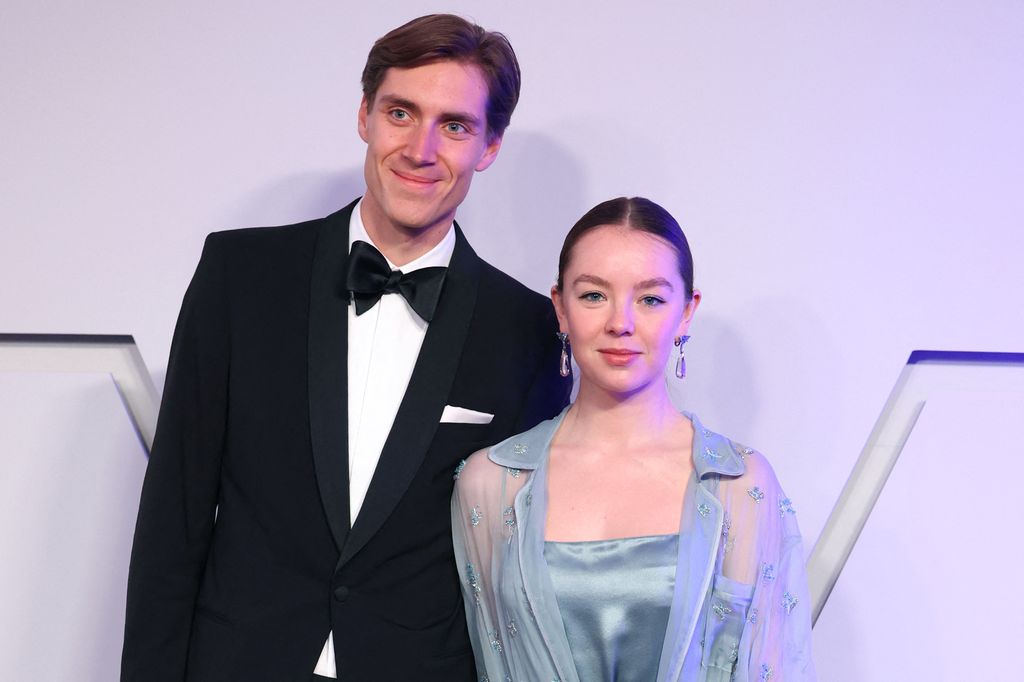 La princesa Alexandra de Hannover (R) y su novio, el deportista alemán Ben Sylvester Strautmann posan en el 'Bal de la Rose' de 2026