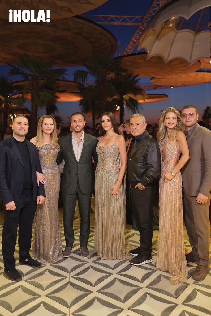 Los novios con la familia de Celio en la preboda. 