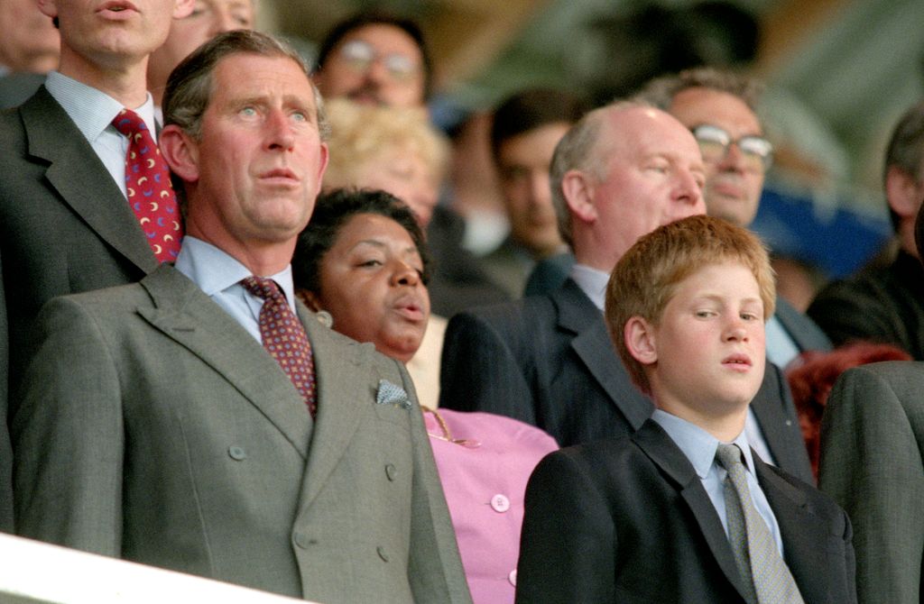 El entonces príncipe Carlos con su hijo Harry en el partido de Colombia e Inglaterra en el Mundial Francia 1998 en el Stade Bollaert-Delelis de Lens, el 26 de junio de 1998. 