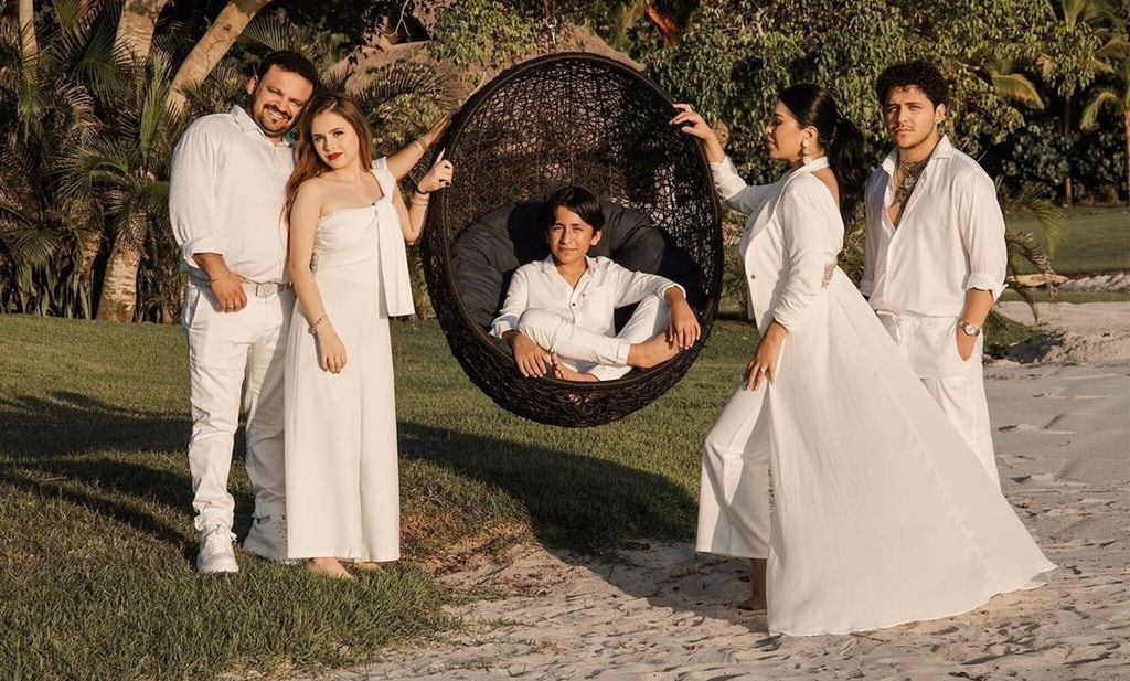 Christian Nodal y su familia