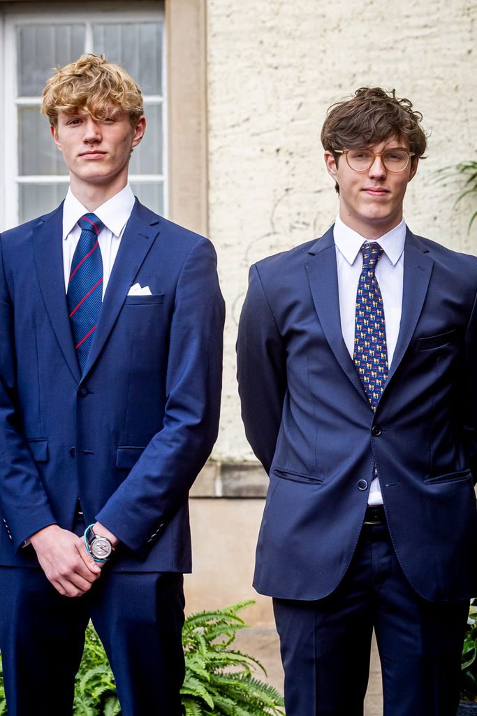 Noah y Gabriel (con gafas) de Luxemburgo en la entronización de su tío Guillermo