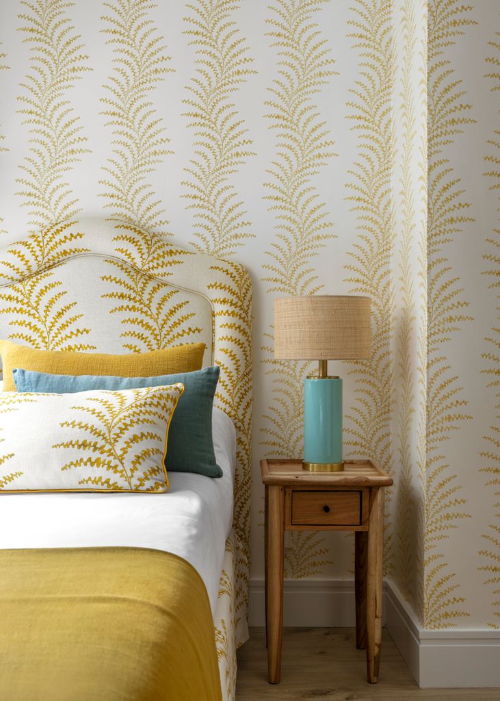 Dormitorio con papel pintado y tapicería 