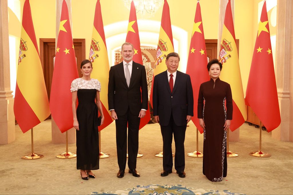 Los reyes Felipe y Letizia con el presidente de China, Xi Jinping y la primera dama, Peng Liyuan en una cena de gala en Pekín celabrada en noviembre de 2025