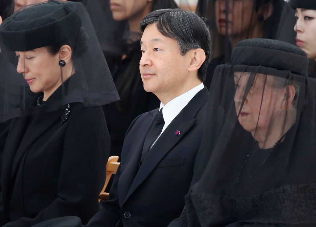 Plano medio de Naruhito de Japón con las princesas Masako y Yuriko en un funeral