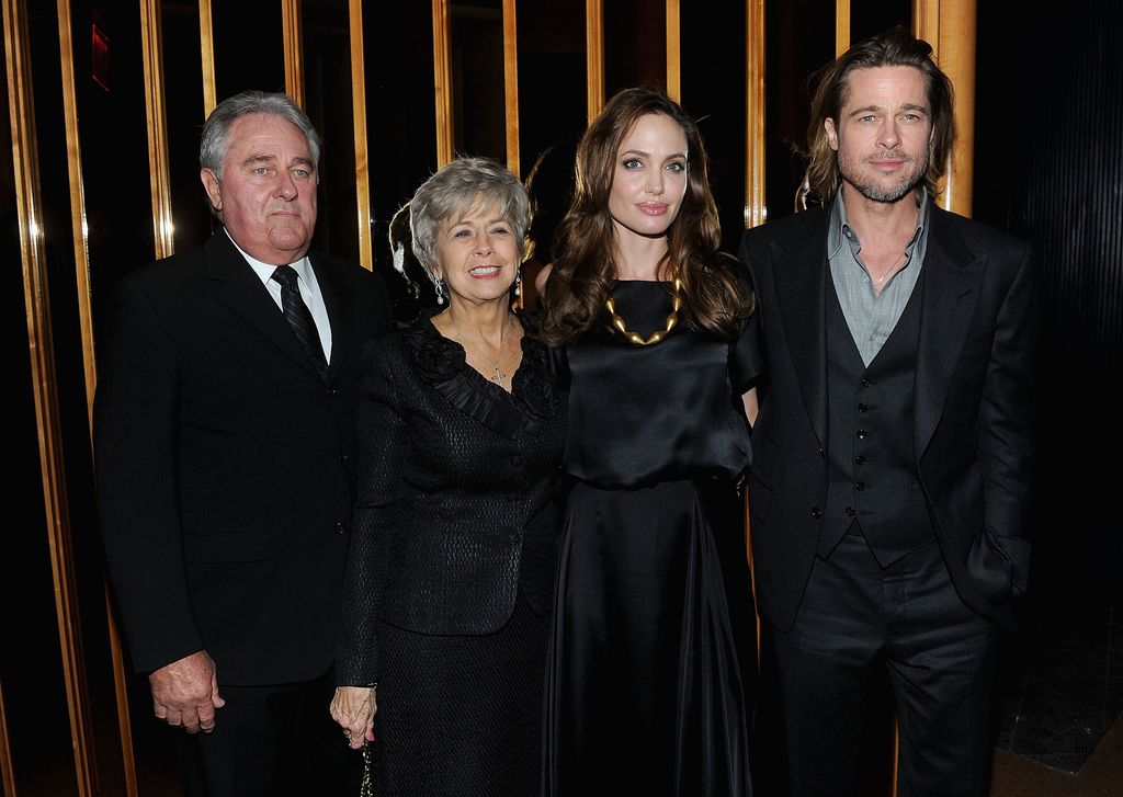 Bill Pitt, Jane Pitt, Angelina Jolie y Brad Pitt en el after party de la premier de "In the Land of Blood and Honey" en The Standard Hotel Rooftop, en diciembre de 2011.